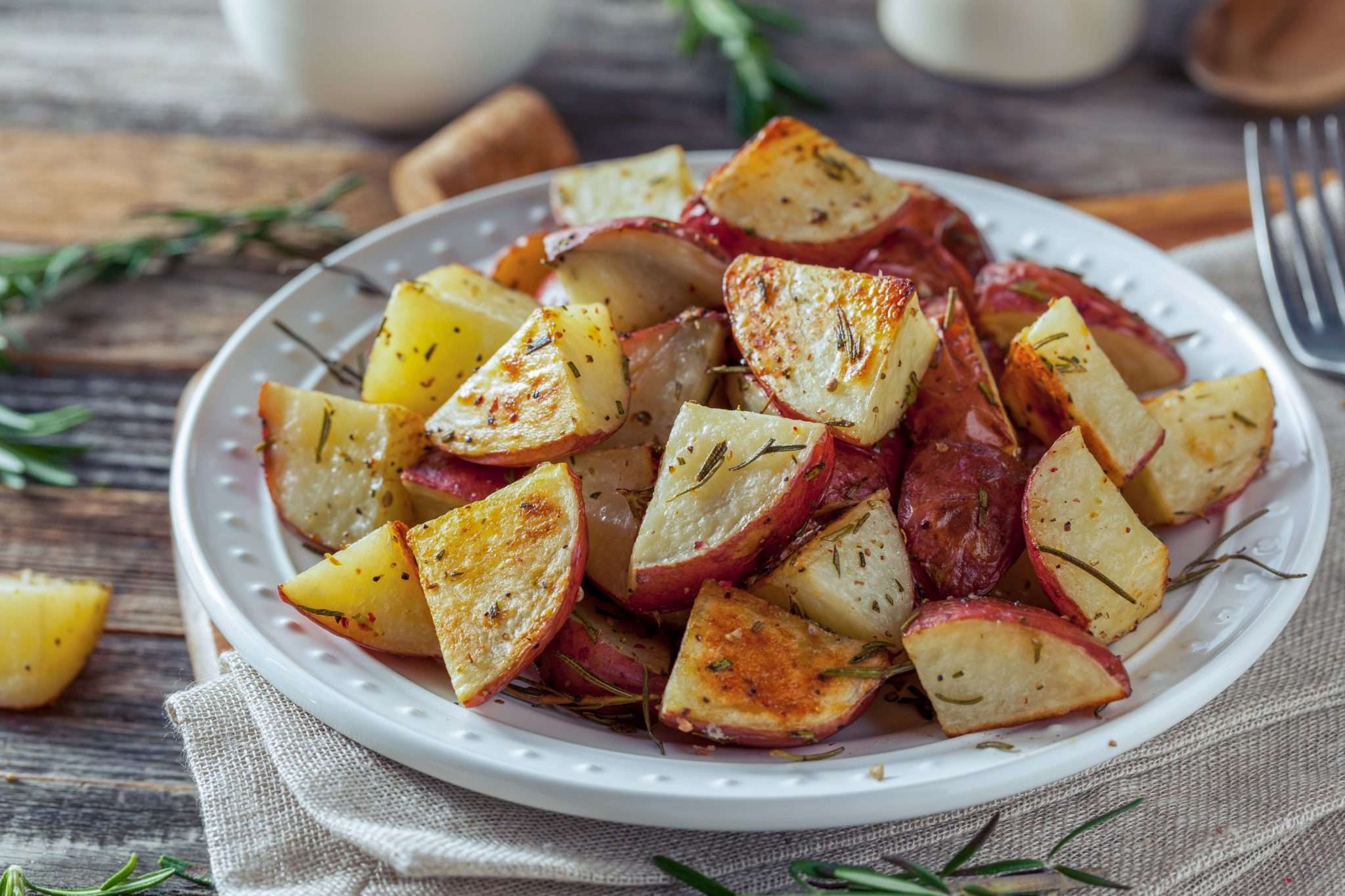 Батат в микроволновке. Жареная картошка с травами. Красная картошка. Картофель гусиная лапка.